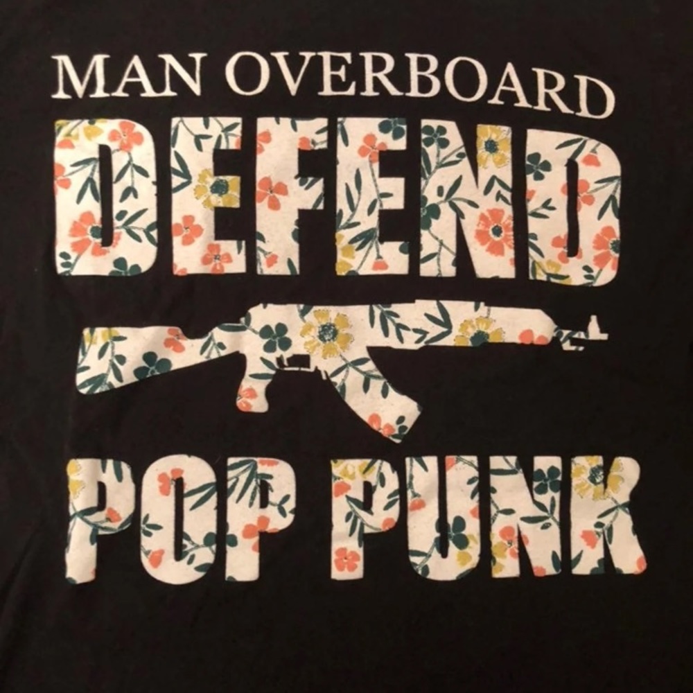 DEFEND POP PUNK TEE MEDIUM
